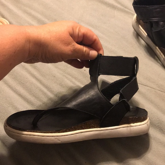 A7EIJĒ black thong sandals - Picture 2 of 7